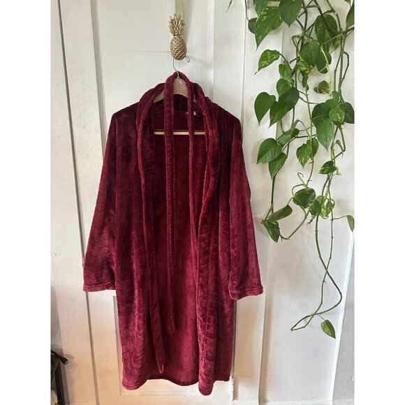 Women’s one size fits most maroon, plush bathrobe - Picture 1 of 10